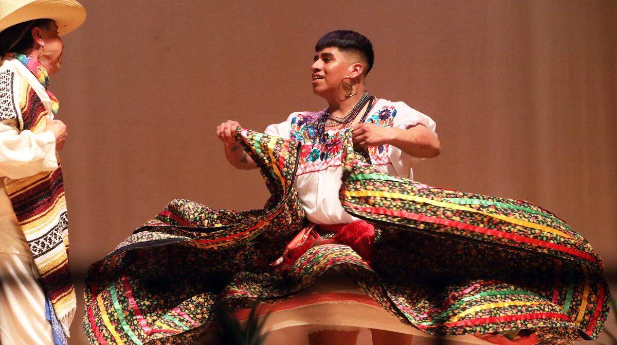 The pro-LGBTQ+ group Ensamble Folklórico Colibrí performed dances from Oaxaca during the Danzantes Unidos Festival showcase at the Warnors Theatre on March 22, 2024. / El grupo pro-LGBTQ+ Ensamble Folklórico Colibrí interpretó danzas de Oaxaca durante la presentación del Festival Danzantes Unidos en el Teatro Warnors el 22 de marzo de 2024.