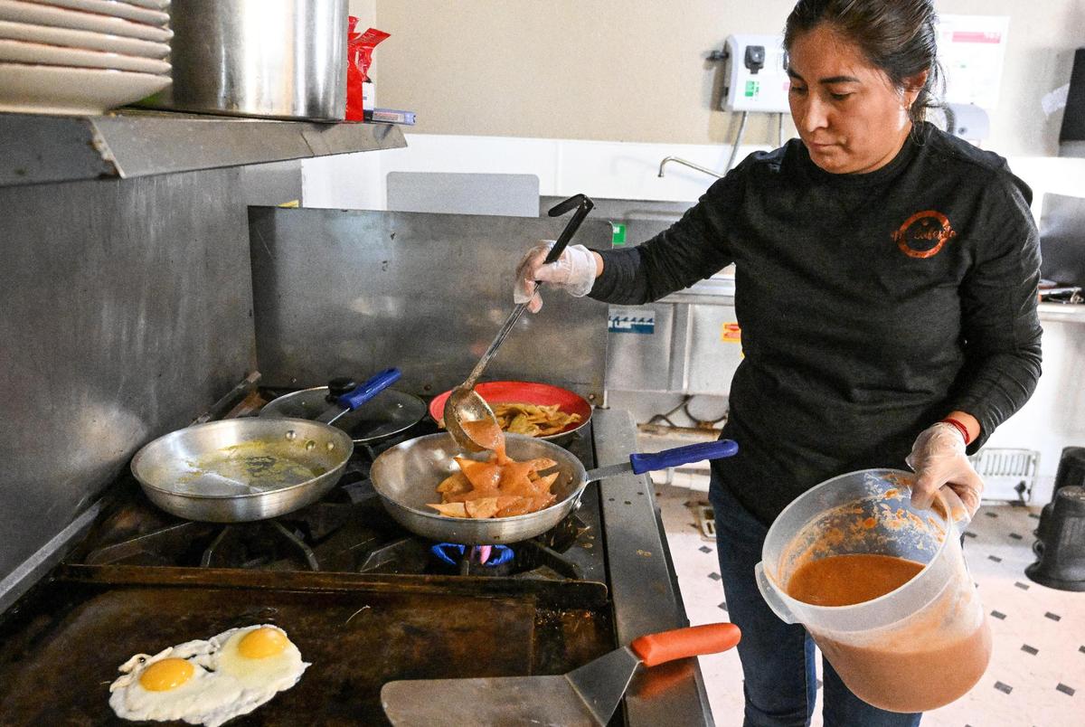 Evelyn Gutiérrez-Macedo, propietaria de Mi Cafesito, prepara un plato de chilaquiles en la cocina del nuevo local del café, en las avenidas Van Ness y Home, en el Tower District.