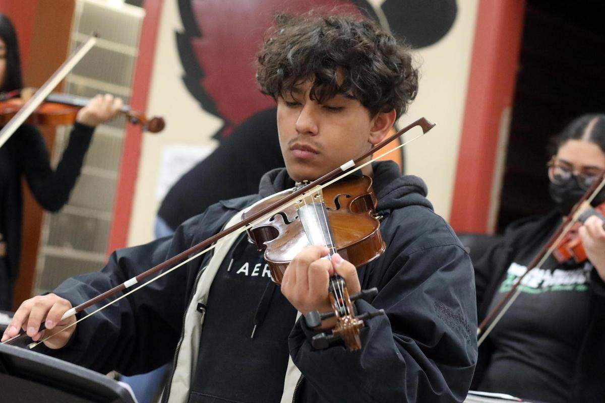 Orosi High School Mariachi Cardenal violin player during the mariachi class on Wednesday, March 15, 2023.