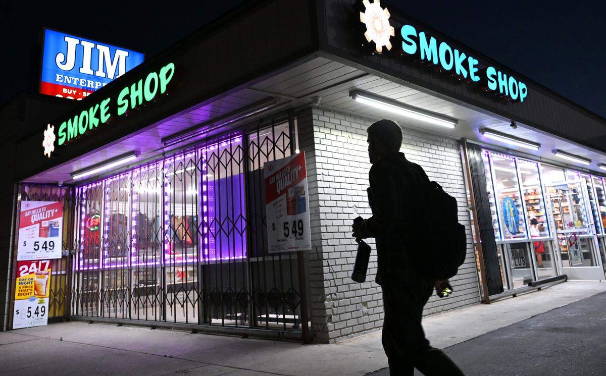 how much is elf bar vape To The Moon Smoke & Vape main image 0