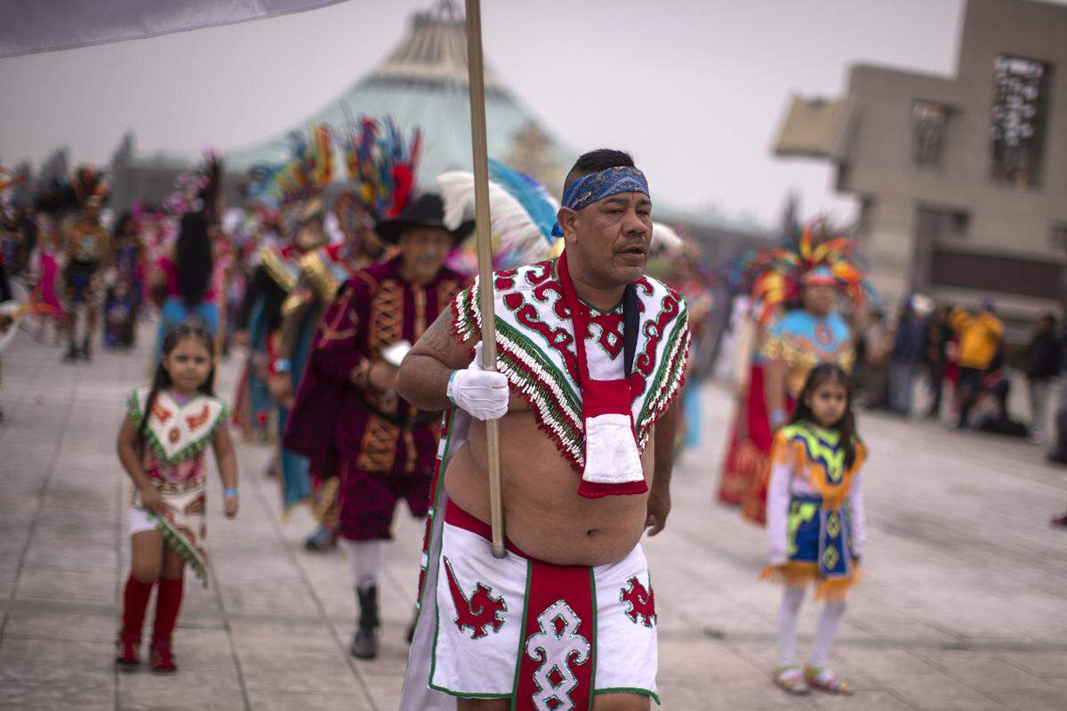 Personas bailan en el atrio de la Basílica de Guadalupe, durante el 492 aniversario de la aparición de la Virgen de Guadalupe a San Juan Diego hoy, en Ciudad de México.