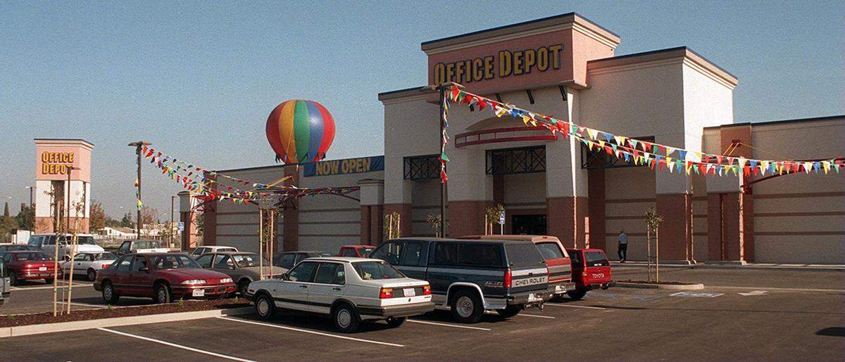 Office Depot celebrates its grand opening in this Bee file photo from 1995 on the site of the former Farmers Market at Divisadero, Tulare and U streets in downtown Fresno. The store is closing.