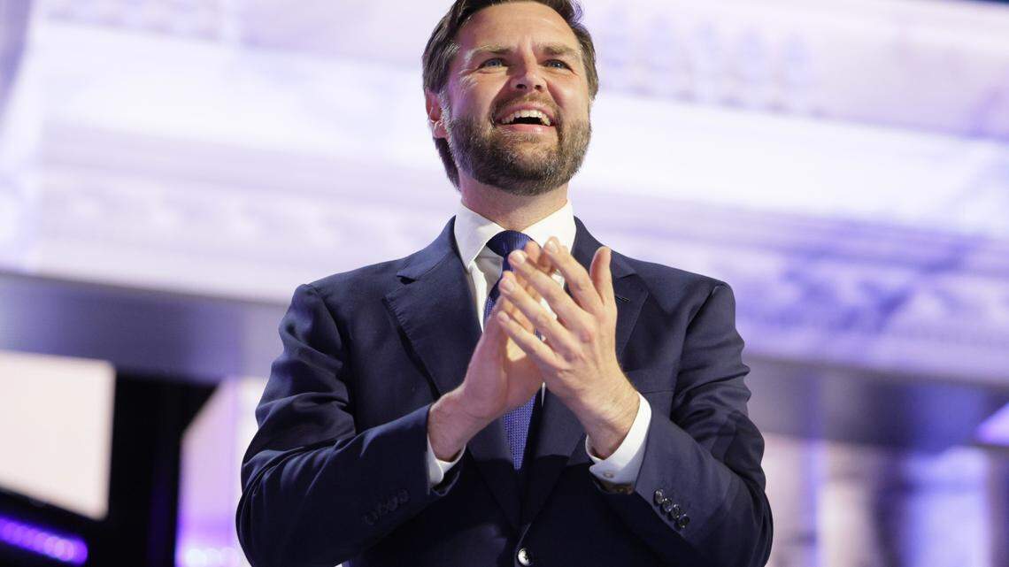 El candidato republicano a la vicepresidencia, el senador JD Vance de Ohio, pronuncia un discurso durante el tercer día de la Convención Nacional Republicana en el Foro Fiserv en Milwaukee, Wisconsin, el 17 de julio de 2024. / Republican vice presidential candidate Senator JD Vance of Ohio delivers remarks during the third day of the Republican National Convention at Fiserv Forum in Milwaukee, Wisconsin on July 17, 2024.