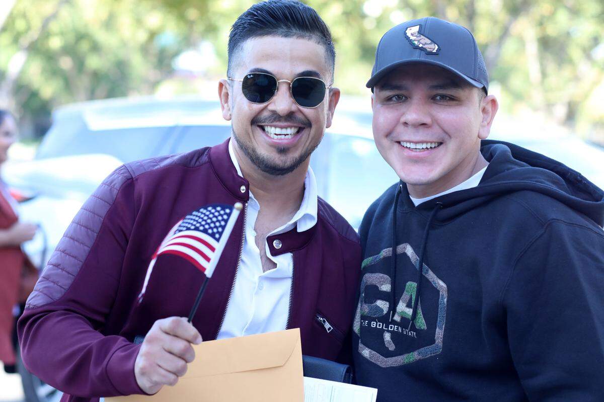 José Ramírez Cobián, de 37 años, con su esposo, Ricardo, tras prestar juramento a la bandera de Estados Unidos el 17 de octubre durante una ceremonia de naturalización en Fresno.