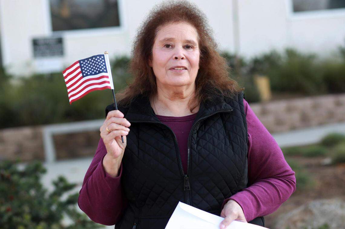 Acela Mártinez de Vásquez, de Jalisco, México después de tomar juramento a la bandera de los Estados Unidos durante una ceremonia de naturalización el martes, 24 de enero en las oficinas del Servicios de Inmigración y Ciudadanía de los Estados Unidos en Fresno.