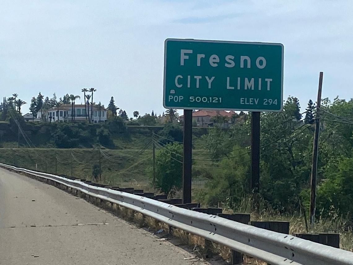Un letrero de población y límite de la ciudad de Fresno en la Highway 41 en dirección sur, al norte de la salida de Friant Road, cifra la población de la ciudad en 500,121 habitantes. Otros letreros de tráfico tienen cifras de población diferentes para Fresno.