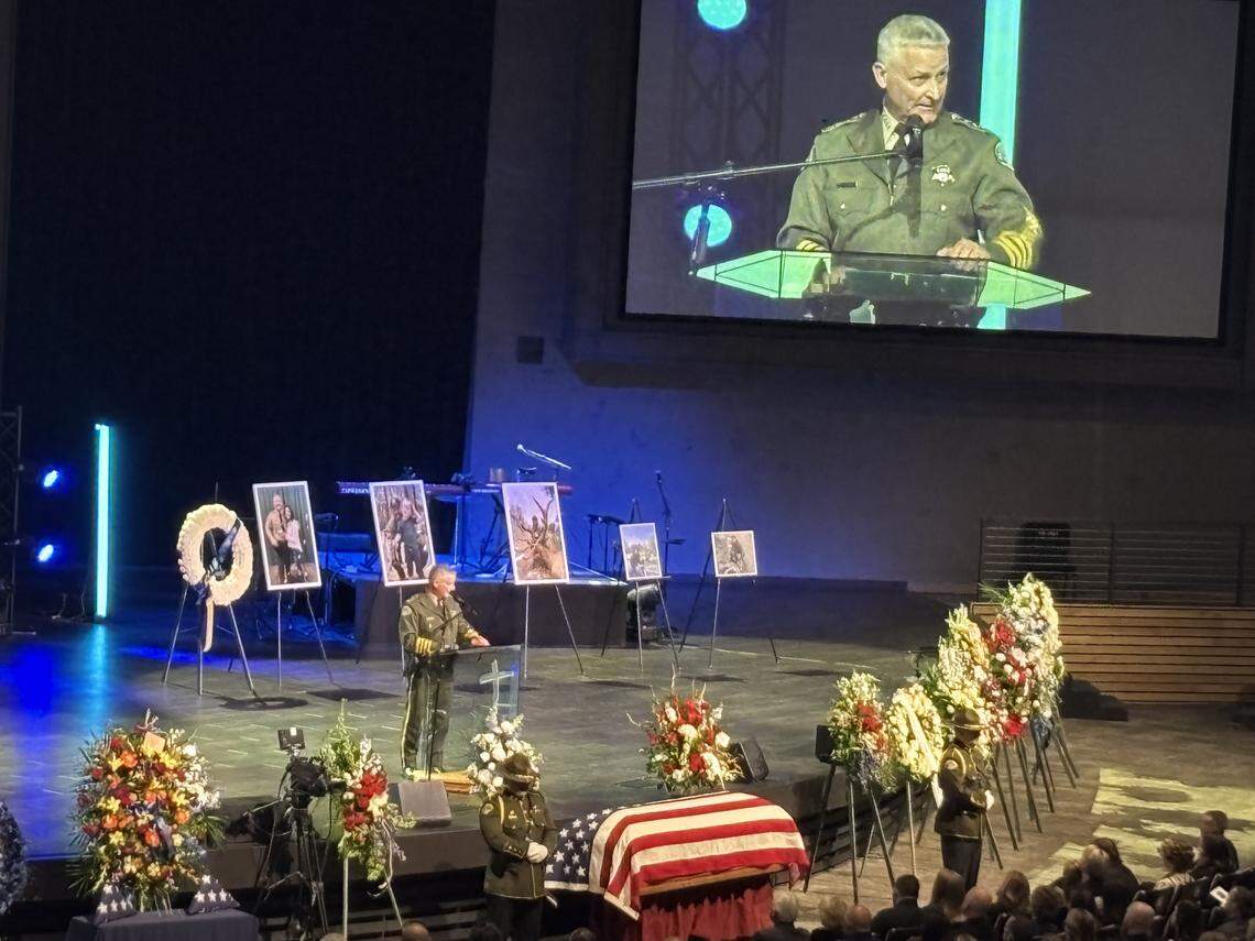 Familia, fuerzas del orden y la comunidad se reunieron el martes 28 de abril de 2026 en Visalia para recordar el servicio y el sacrificio del agente Randy Hoppert del Condado de Tulare, tras la emboscada fatal de abril en el norte de Porterville.