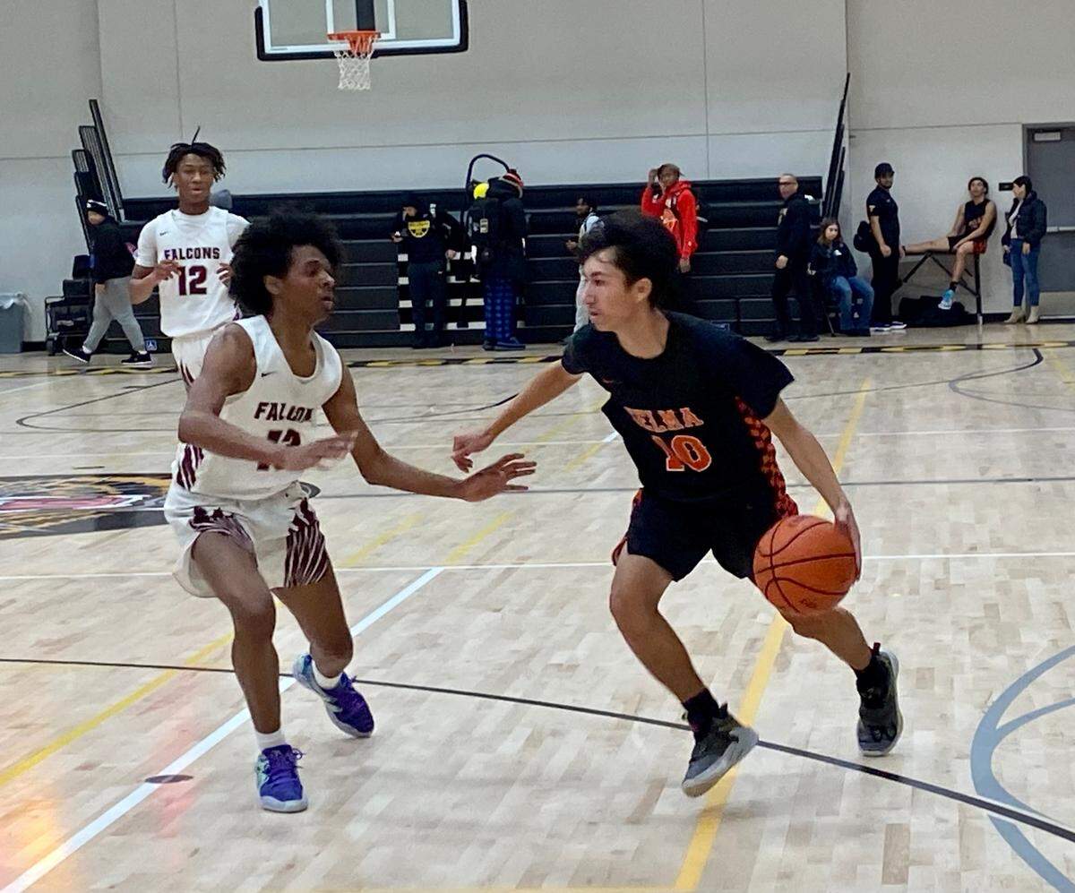 Selma’s Jeremiah Posada tries to drive by for a shot against Independence on Saturday, Jan. 14, 2023.