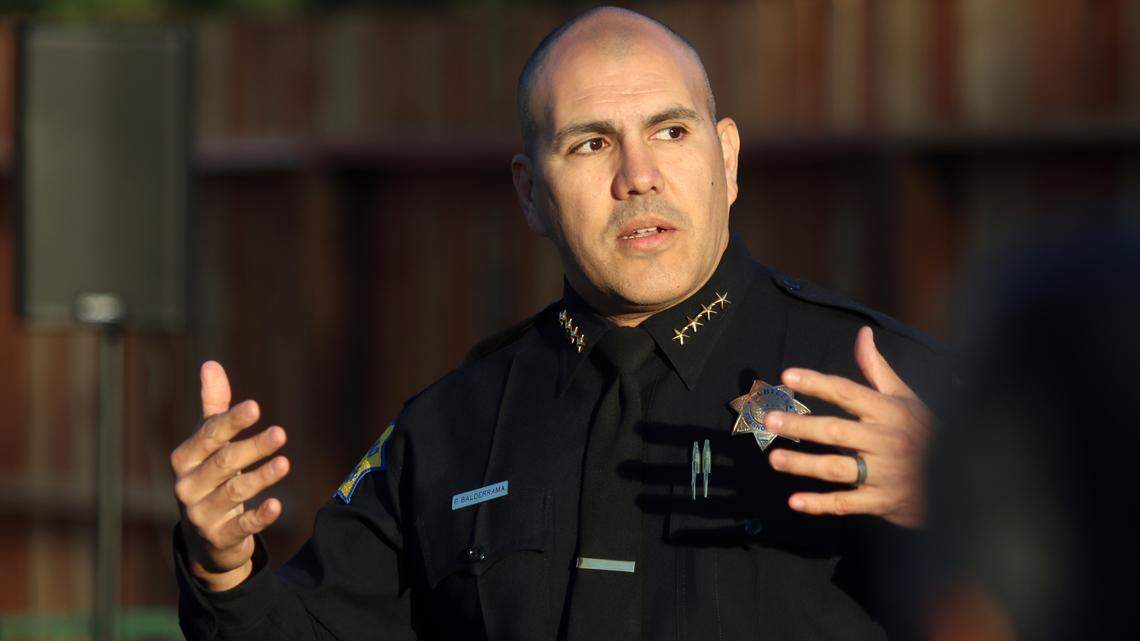 El jefe de la Policía de Fresno, Paco Balderrama, habló de los éxitos en la lucha de la ciudad contra la delincuencia, en una recepción celebrada el 13 de abril de 2023.