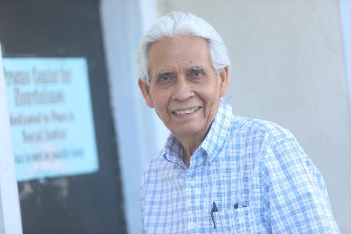 Honrado por el Valley Music Hall of Fame, Agustín Lira usa la música y el teatro para abordar problemas sociales, inspirar el cambio y enseñar a futuras generaciones en Fresno.