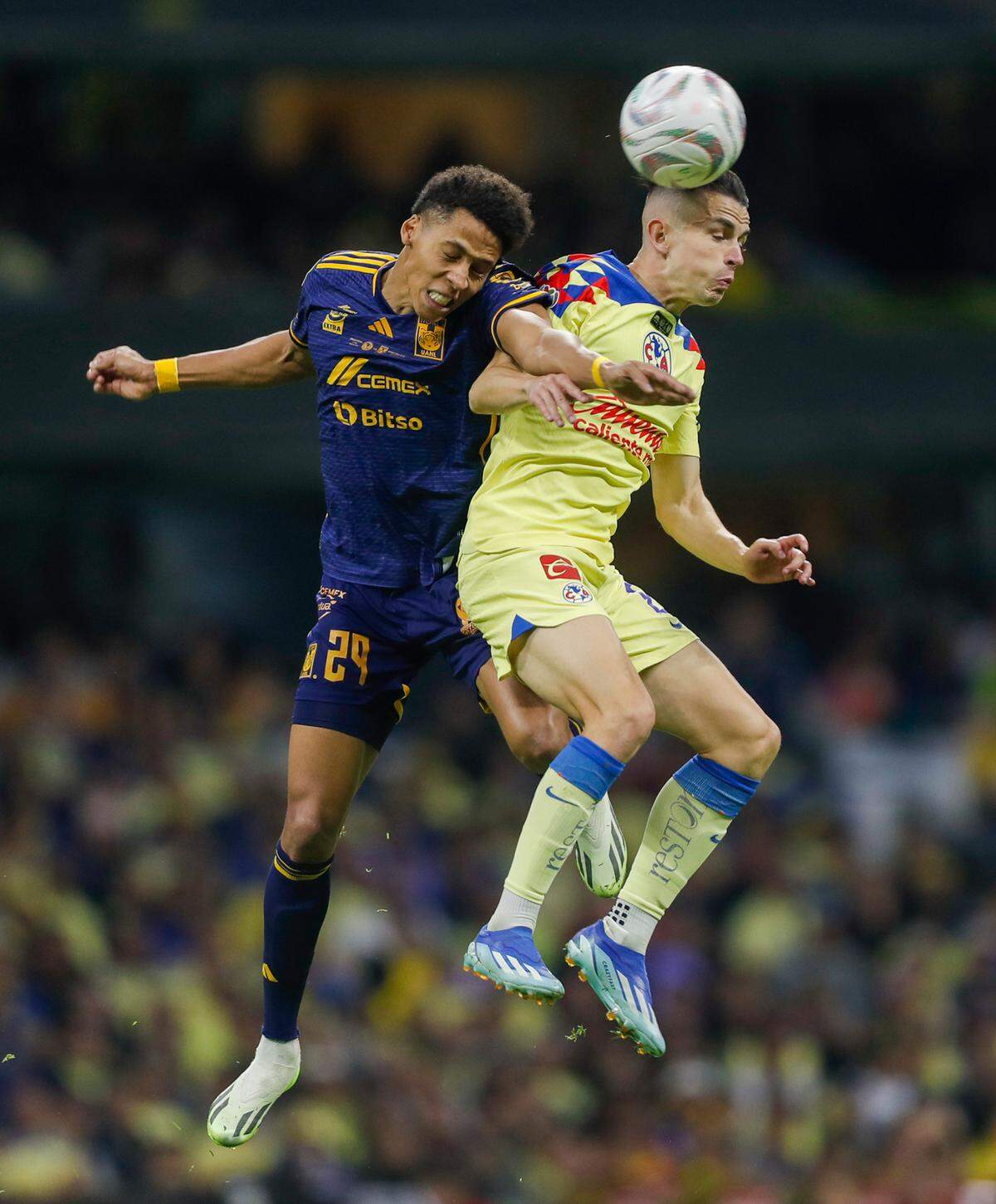 Álvaro Fidalgo (d) de América, disputa el balón con Jonathan Herrera (i) de Tigres hoy, durante el juego de vuelta de la final del torneo mexicano de fútbol, entre América y Tigres en el Estadio Azteca de la Ciudad de México.