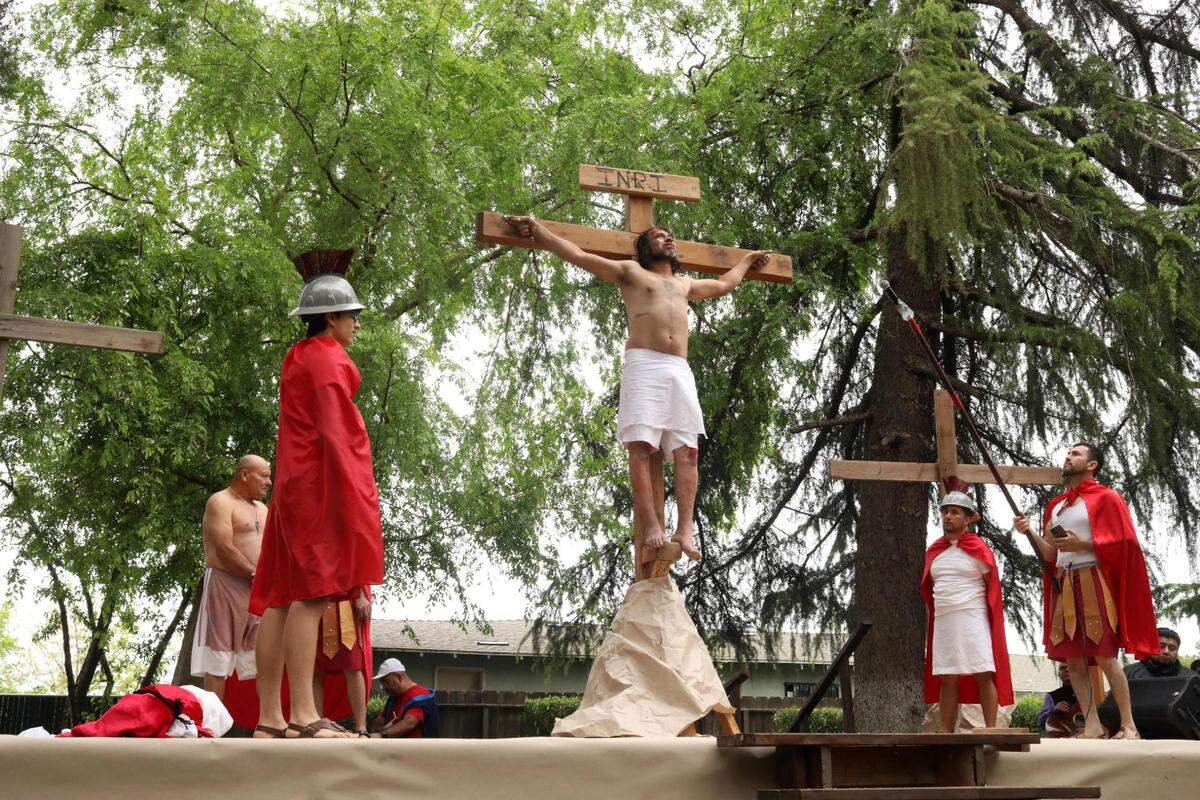 Luis Alberto Hernández personificó a Jesús en el Vía Crucis de la iglesia católica de San Antonio María Claret, el Viernes Santo 29 de marzo de 2024 en Fresno.