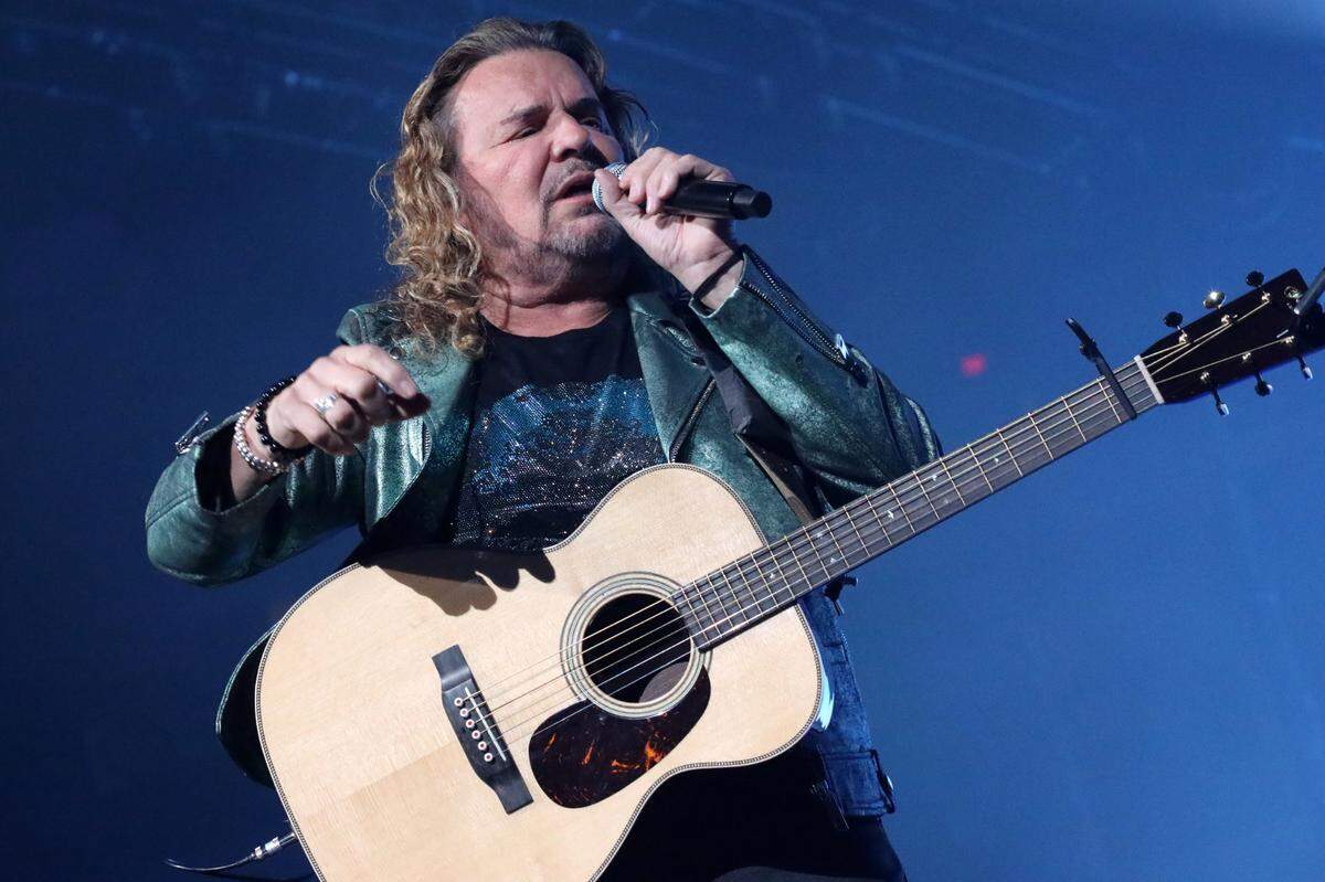 El vocalista y guitarrista de Maná, Fher Olvera, se presenta durante su gira México Lindo y Querido en el Save Mart Center el viernes 1 de diciembre de 2023 en Fresno.