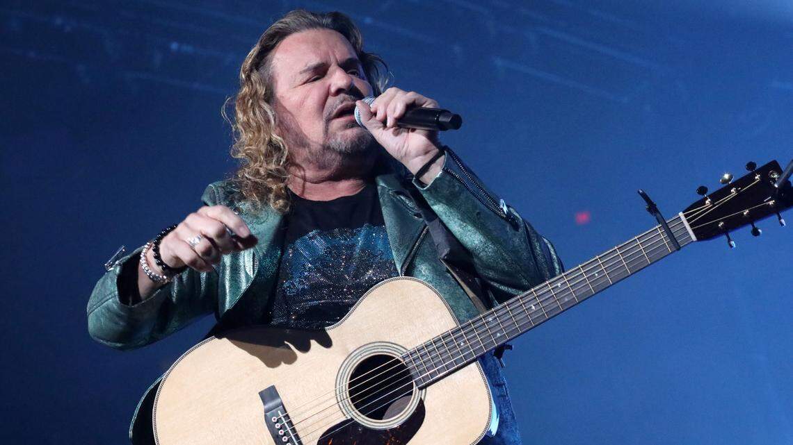 El vocalista y guitarrista de Maná, Fher Olvera, se presenta durante su gira México Lindo y Querido en el Save Mart Center el viernes 1 de diciembre de 2023 en Fresno.
