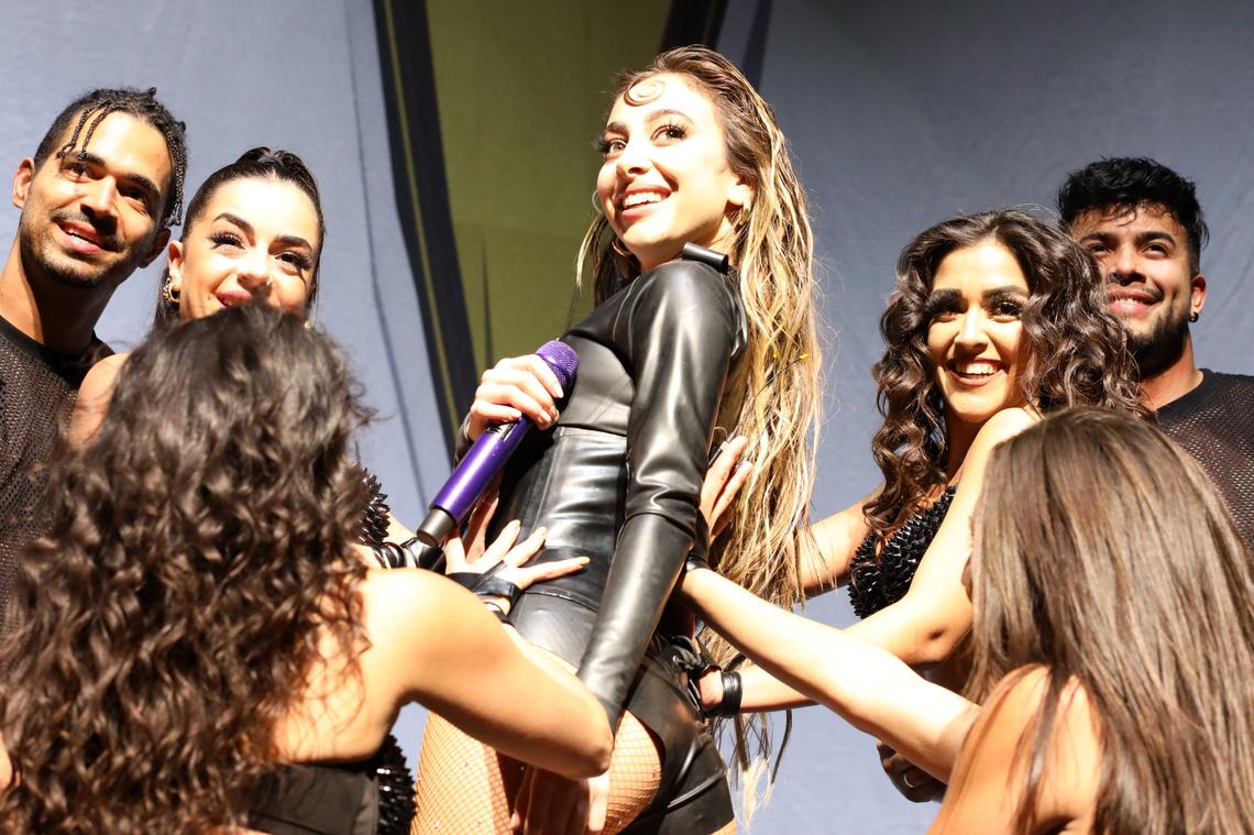 MAR Solís, la hija del legendario icono de la música Marco Antonio Solís, fue la invitada especial de Gloria Trevi, y quien abrió su concierto.