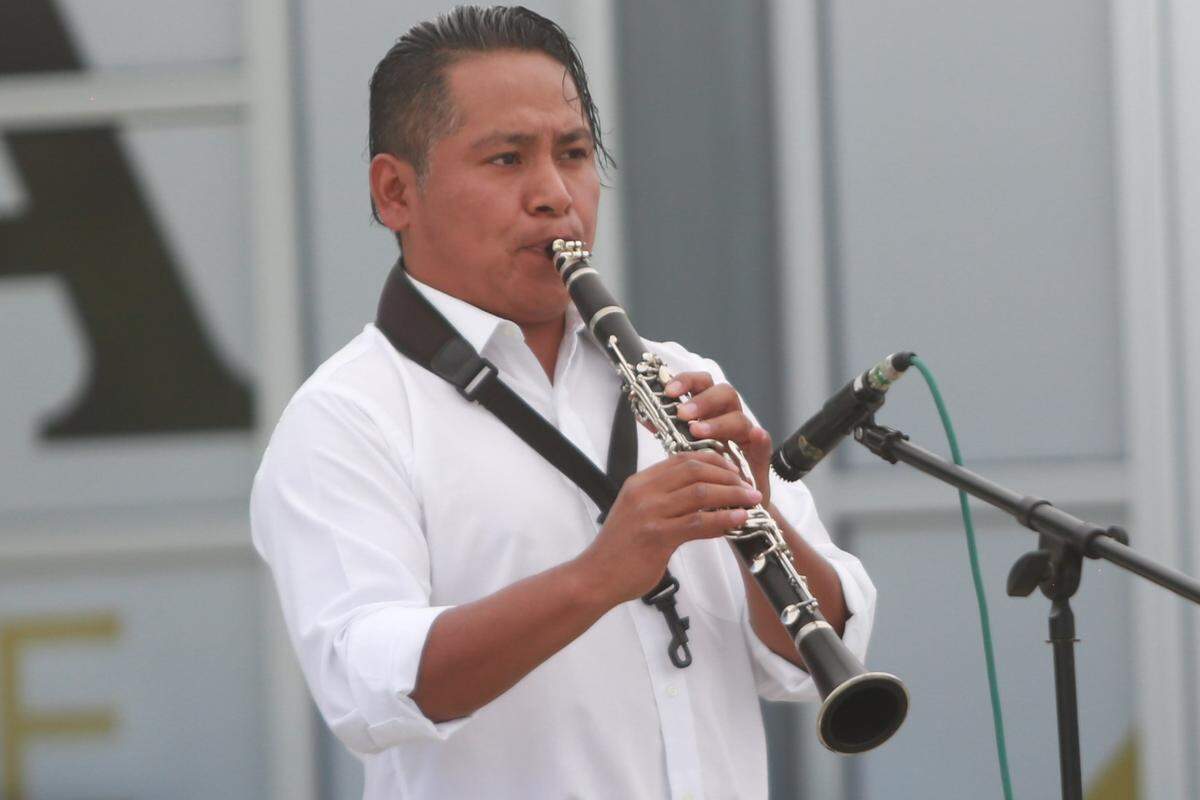 René González miembro de la banda mixteca Pasatono Orquesta. Pasatono se presentó el 13 de agosto en las instalaciones del Colegio Comunitario de Madera deleitando a los presentes con su música durante el primer Foro de Comunidades Indígenas mexicanas en el Exterior organizado por el Consulado de México en Fresno. Ellos compartieron la riqueza cultural de los pueblos indígenas mexicanos a través de su música.