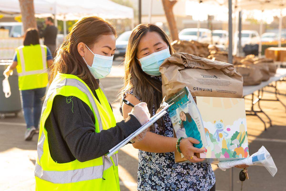 “Partners for a Healthier America” (PHA) distribute 1 million meals to families in need across the country as part of the “Pass the Love w/ Waffles + Mochi” campaign. With the help of local partner Central California Food Bank, 120,000 meals were delivered to 2,500 Fresno families.