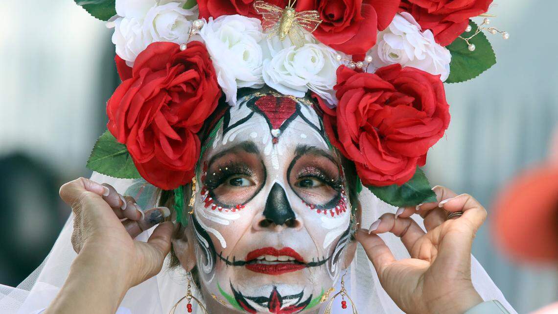 La asistente legal Lupe Delgado, de Madera, muestra una corona del Día de Muertos que creó, durante la celebración de Fiestas Patrias en el centro de Fresno, el 24 de septiembre de 2023.