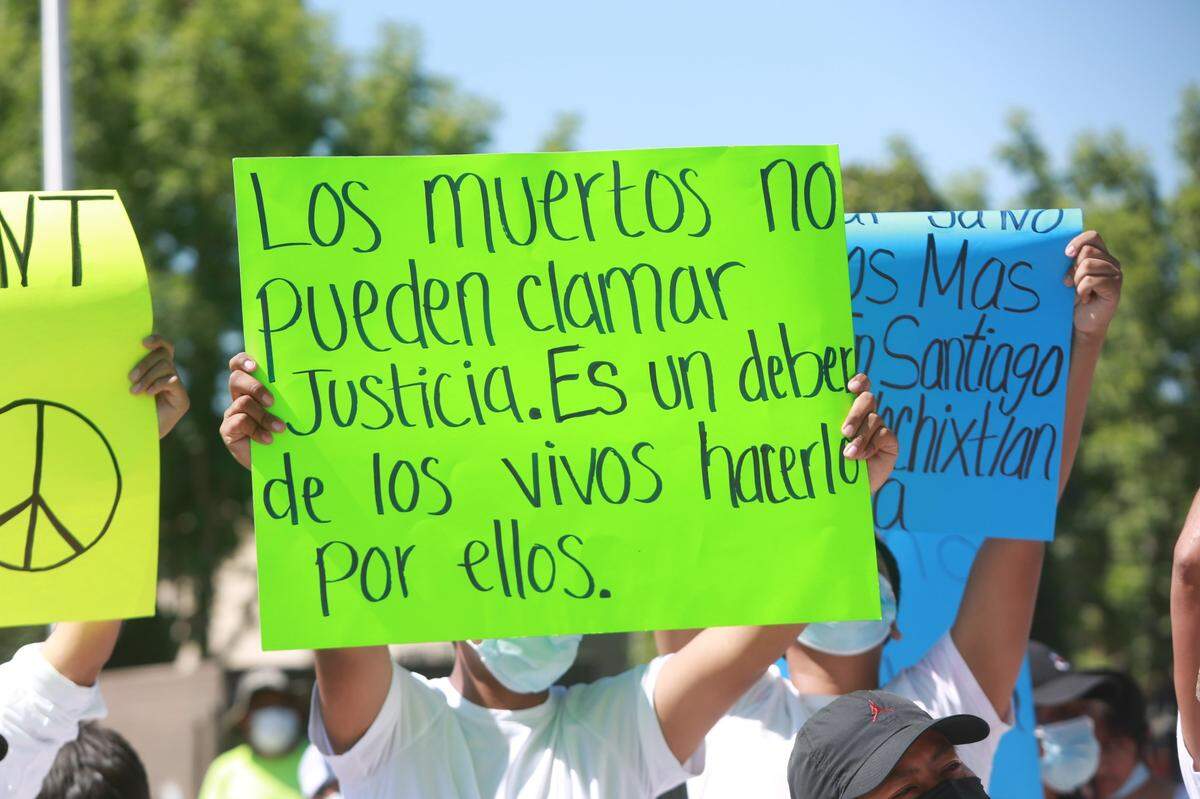 Oaxaqueños radicados en Fresno alzaron su voz la mañana del lunes (11 de julio) a las afueras del Consulado de México en Fresno pidiendo al gobierno mexicano que haga justicia y tome acción por la violencia que se está viviendo en su pueblo natal de Santiago Mitlatongo, Nochixtlán, Oaxaca.