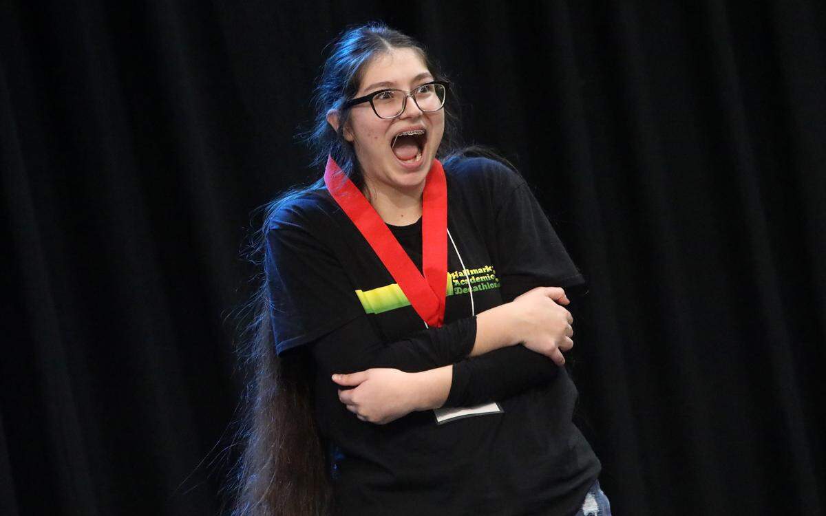 Alysha Hernández, de Hallmark Charter, reacciona tras conseguir una medalla de bronce en lengua y literatura en el Decatlón Académico del Condado de Fresno 2024, el 3 de febrero de 2024 en Sunnyside High School.