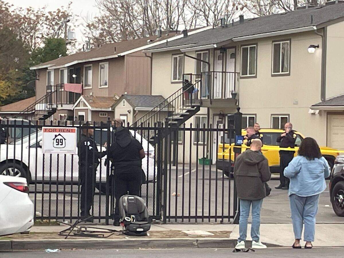 About an hour after Fresno police investigated a disturbance on East Olive Avenue, they sped back to the scene to find two gunshot victims, one dead.