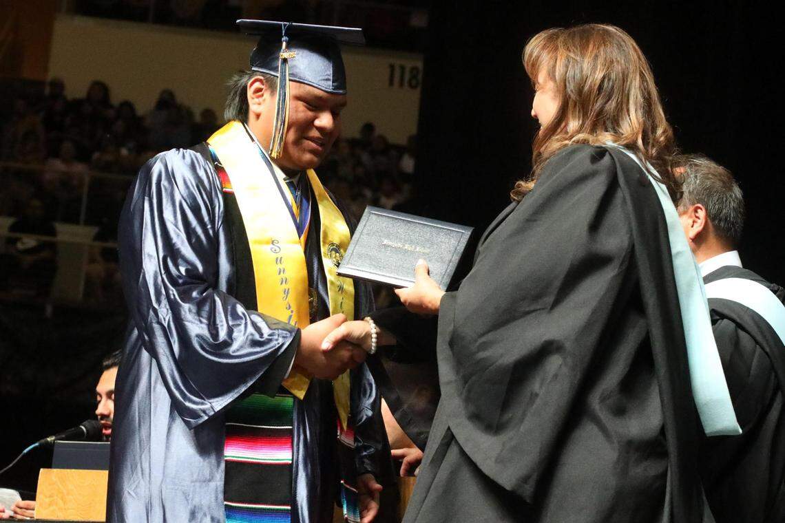 Isaí Pérez Hernández durante la ceremonia de graduación de Sunnyside High celebrada en el Save Mart Center, el 6 de junio de 2023.