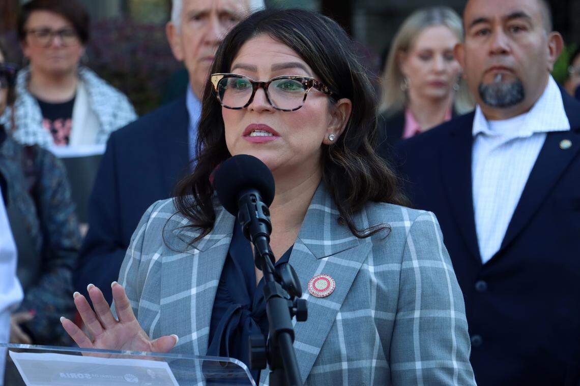 La Asambleísta Esmeralda Soria, D-Fresno, organizó una conferencia de prensa el 17 de oct., 2025 frente al tribunal federal del centro de Fresno para llamar la atención sobre la detención de dos madres del Valle Central por agentes de Immigration and Customs Enforcement mientras seguían el proceso para ajustar su estatus legal.