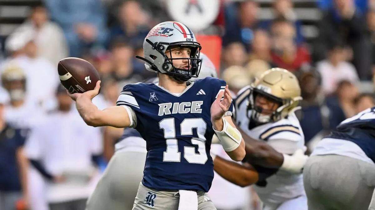 Rice quarterback E.J. Warner throws pass in the Owls’ game against Navy in November 2024. Warner has transferred to Fresno State for the 2025 season.