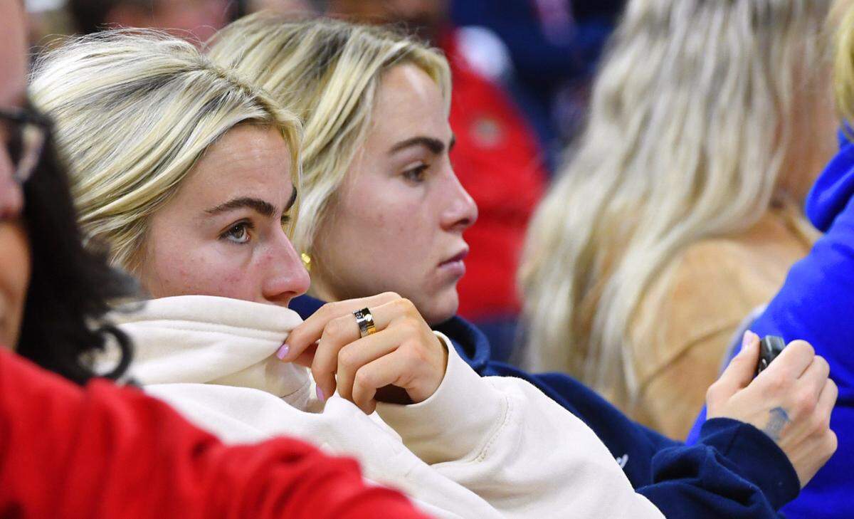 Fresno State’s Haley Cavinder, left, and Hanna Cavinder, right, sit watching the Bulldogs men’s basketball team play against New Mexico Monday, Feb. 28, 2022 in Fresno.