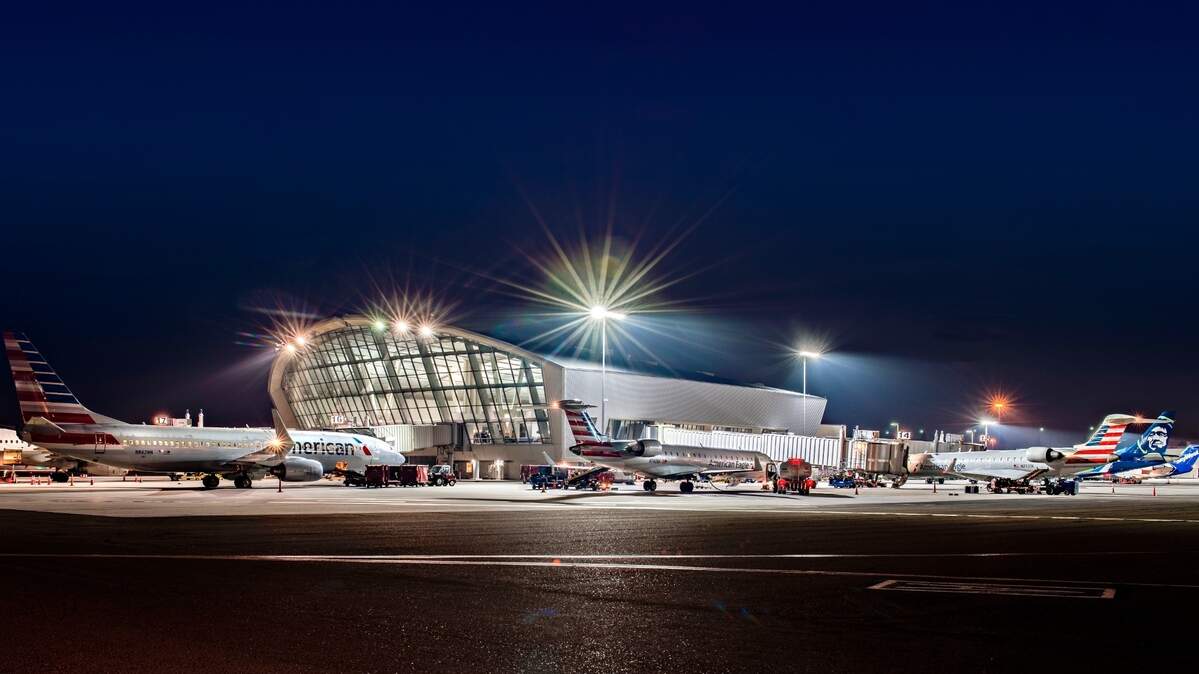 Aviones estacionados en la explanada del Aeropuerto Internacional de Fresno Yosemite. Más de 2.1 millones de pasajeros volaron a bordo de vuelos con salida y llegada al aeropuerto en 2022, más que en cualquier año anterior.