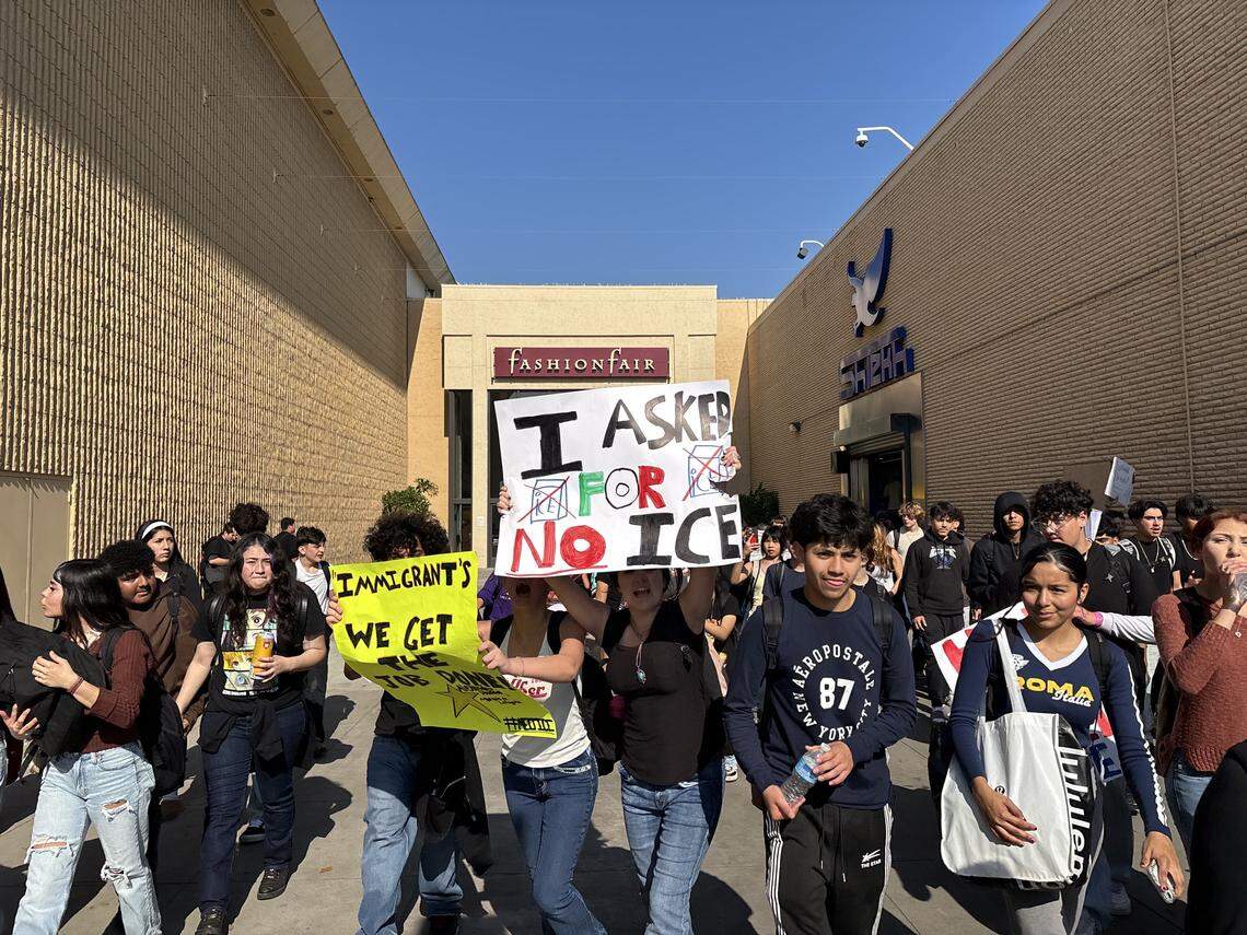 Estudiantes de Bullard High School marcharon por Fashion Fair Mall el miércoles 4 de febrero de 2026 en el tercer día de protestas contra ICE en las escuelas secundarias de Fresno Unified.