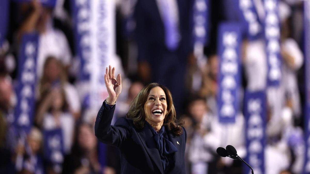 La candidata presidencial demócrata Kamala Harris se prepara para dar su discurso de apertura en la última noche de la Convención Nacional Demócrata en el United Center de Chicago. / Democratic presidential candidate Kamala Harris prepares to give her keynote address on the final night of the Democratic National Convention at the United Center in Chicago.