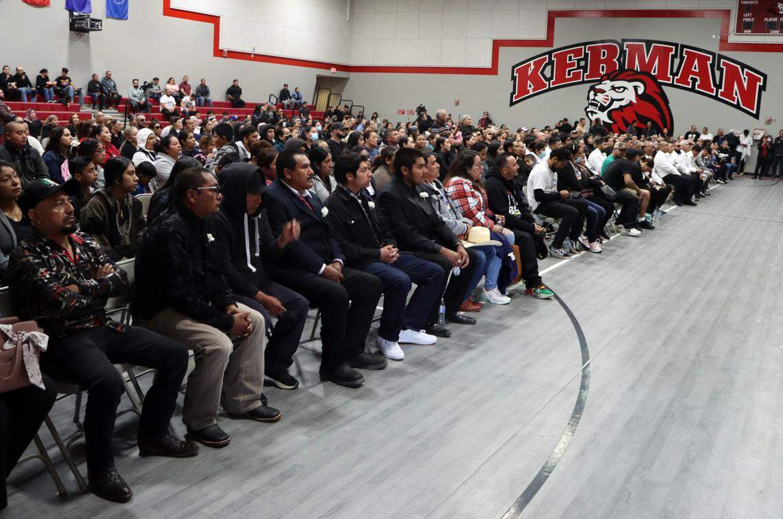 Alrededor de 100 familiares, amigos y simpatizantes de los siete trabajadores agrícolas que murieron en un accidente el 23 de febrero en una carretera rural del Condado de Madera asistieron a una misa y servicio fúnebre en la sala de usos múltiples de Kerman High School el 9 de marzo de 2023.