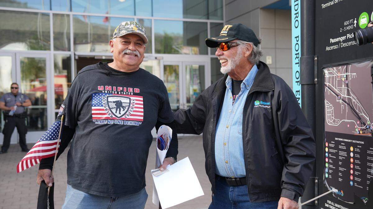 Héctor López Guillén, veterano del Ejército estadounidense, es recibido por amigos y activistas tras ingresar hoy, a San Ysidro.