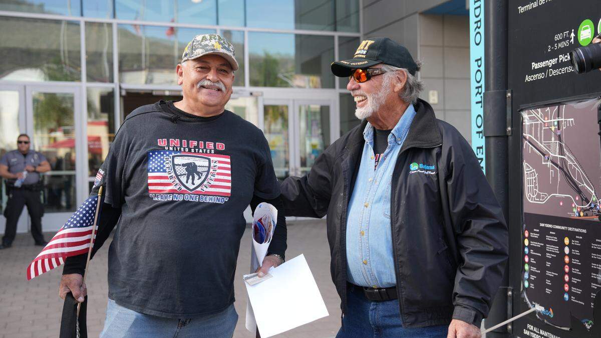 Héctor López Guillén, veterano del Ejército estadounidense, es recibido por amigos y activistas tras ingresar hoy, a San Ysidro.