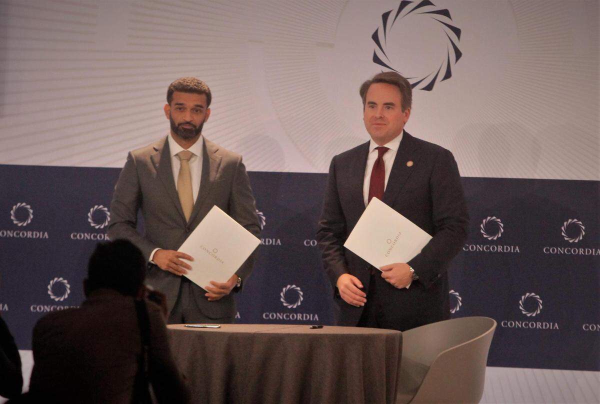El secretario general del Comité de Organización y Legado y responsable de gestionar los proyectos del Mundial FIFA Qatar, Hassan Al Thawadi (i), firma un documento junto a Matthew Swift, durante el Concordia Summit hoy, en Nueva York (EEUU).