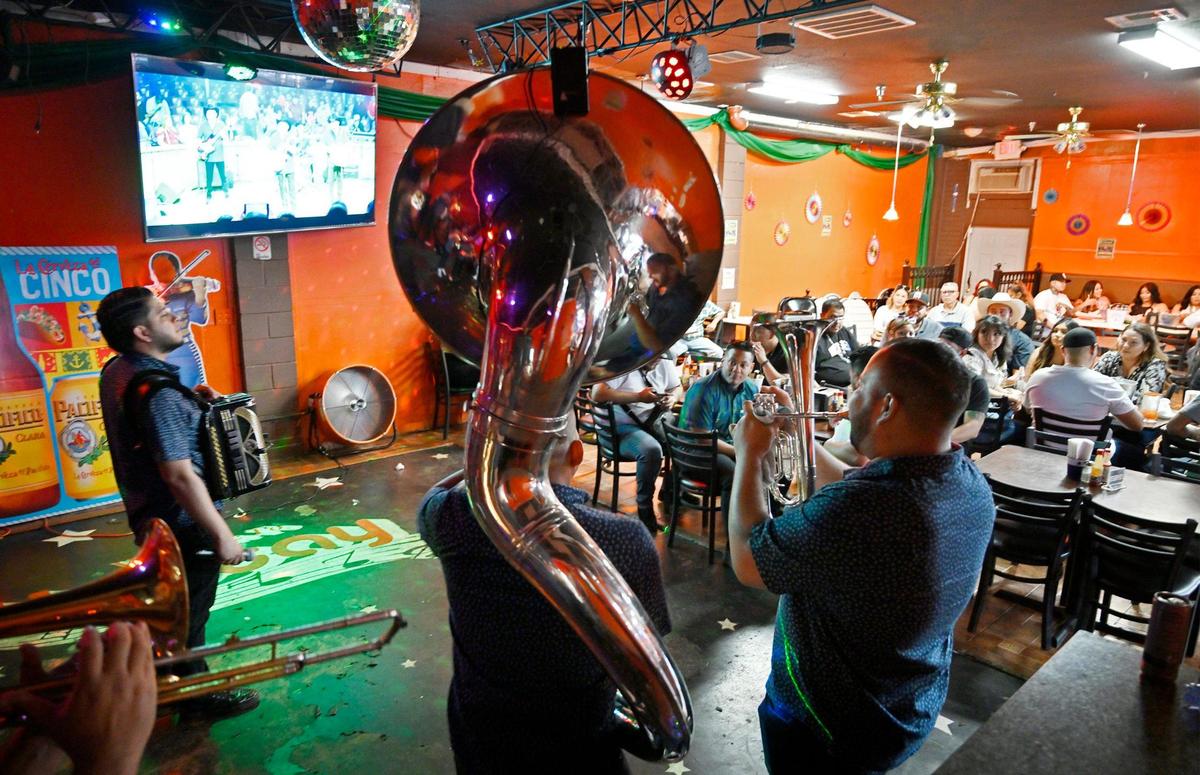 La Banda Sinaloense Pura Cajeta toca para los clientes en El Godinazo Fresno Centro Botanero, ubicado en Belmont, en el centro de Fresno, el viernes 23 de junio de 2023.