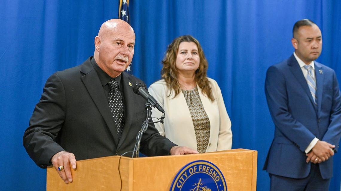 El alcalde de Fresno, Jerry Dyer, se dirige a los medios junto a la administradora municipal, Georgeanne White, y el abogado municipal, Andrew Janz, durante una rueda de prensa en la que se anunció la dimisión del jefe de Policía de la ciudad, Paco Balderrama, tras el escándalo por la relación inapropiada de este con la esposa de un agente, en el Ayuntamiento de Fresno, el martes 25 de junio de 2024.