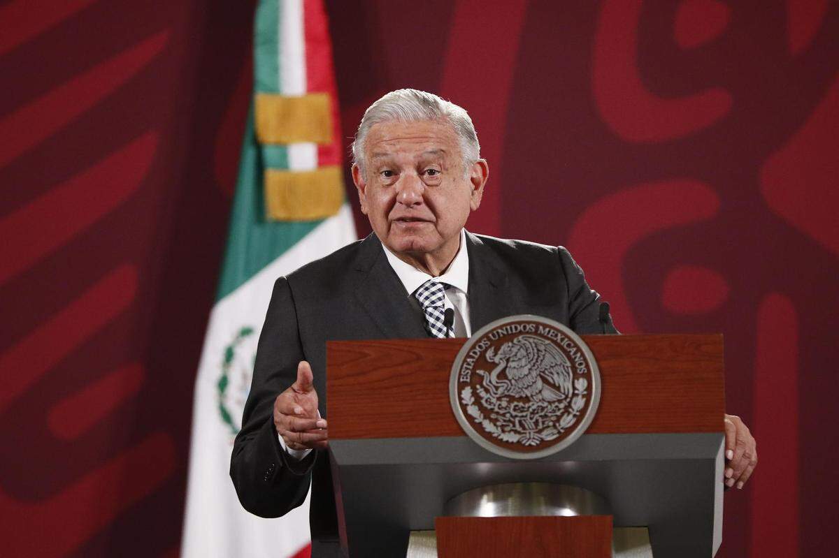 El presidente de México, Andrés Manuel López Obrador, habla durante su conferencia de prensa diaria, hoy, en el Palacio Nacional de la Ciudad de México (México). López Obrador informó este martes de que al menos 22 mexicanos están entre los 50 migrantes muertos, según sus datos, que fueron localizados el lunes dentro de un camión aparcado en las afueras de San Antonio, en la frontera de Texas (EE.UU.) con México. Aunque las autoridades estadounidenses habían notificado anoche la muerte de 46 migrantes y 16 personas que necesitaban atención médica urgente, el presidente de México elevó la cifra de muertos a 50.