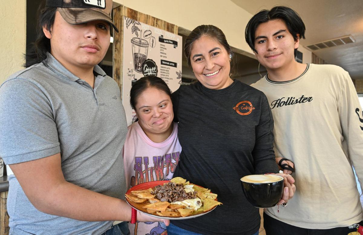 Evelyn Gutiérrez-Macedo (en el centro, a la derecha), propietaria de Mi Cafesito, con miembros de su familia en el nuevo local de la cafetería en las avenidas Van Ness y Home, en el Tower District. De izquierda a derecha, su sobrino Isaak Gutiérrez, su sobrina Diana Gutiérrez y su hijo Khotan Macedo.