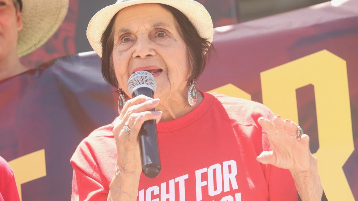 Lea la declaración completa de Dolores Huerta, en la que acusa a César Chávez de haberla violado: ‘Soy una sobreviviente’.
