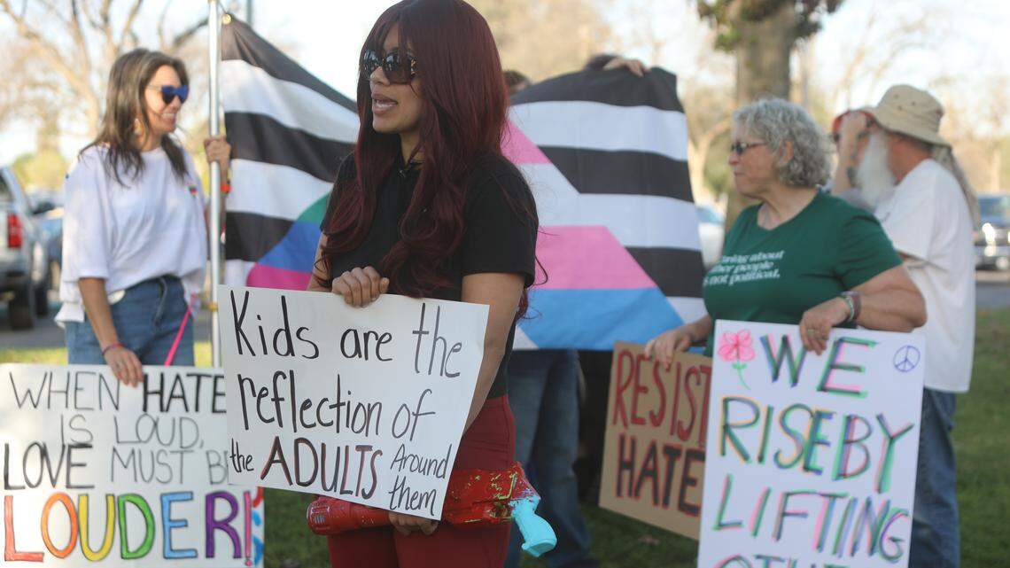 Padres instan al distrito escolar de Visalia a auditar la respuesta al incidente de insulto homófobo