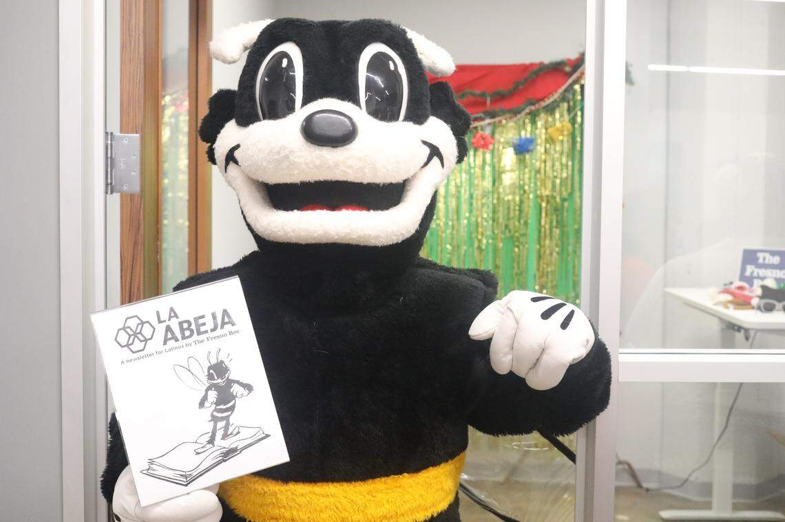 Community members had the opportunity to meet reporters and editors and take photos with Bee's mascot Scoopy while enjoying pan dulce and hot chocolate.