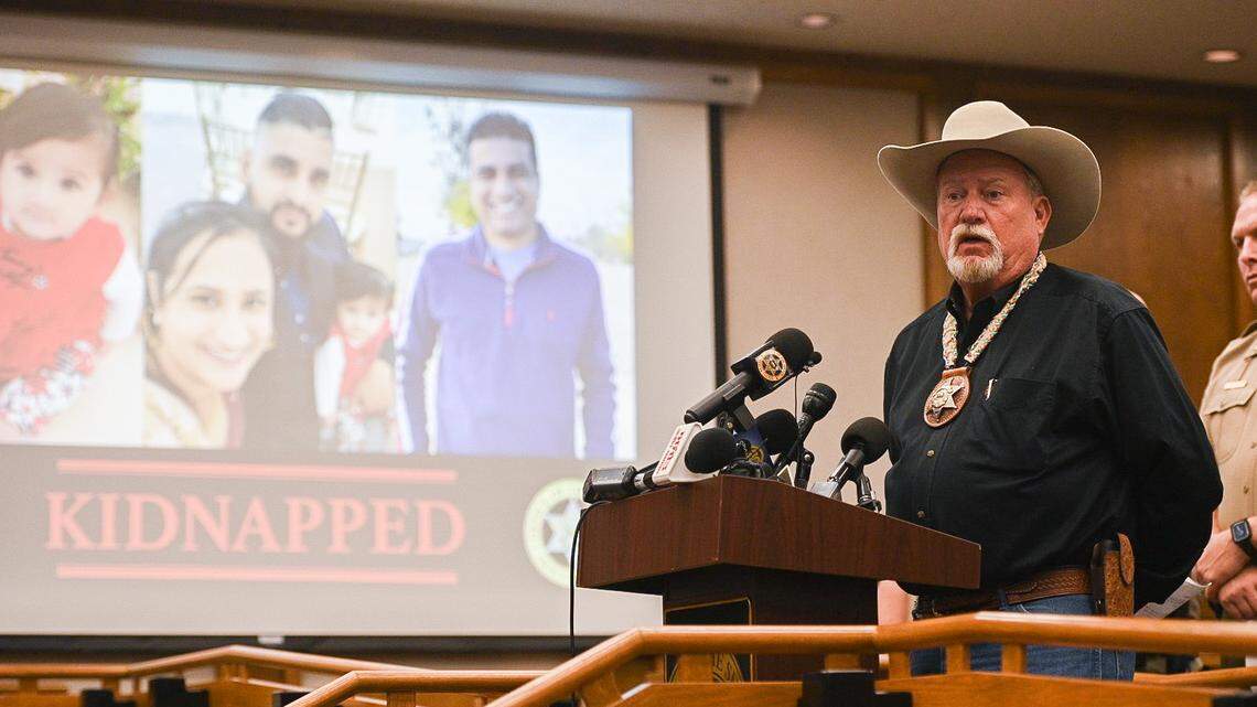El alguacil del Condado Merced, Vern Warnke, aparece hablando con los medios de comunicación sobre el secuestro de una bebé de ocho meses, sus padres y su tío.
