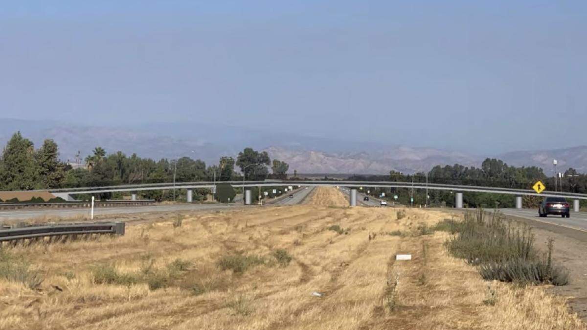 A rendering of the Caltrans standard box girder pedestrian and cycling bridge proposed to span Highway 168 north of the Temperance Avenue exit. The Clovis City Council voted 3-2 at its March 4, 2025, meeting to shelve the project indefinitely, citing escalating costs expected to exceed $20 million.