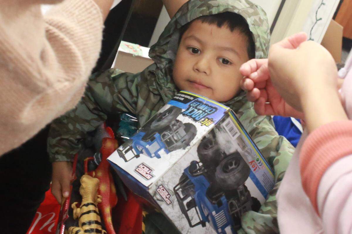 La Navidad llegó temprano para José Santiago Sotelo, de 5 años y su familia del Distrito Escolar Unificado de Sanger gracias a la celebración de Navidad de la Familia Migrante del 2022 que se llevó a cabo el martes (6 de diciembre) en Sanger trayendo alegría y muchos regalos y sorpresas. &nbsp;
