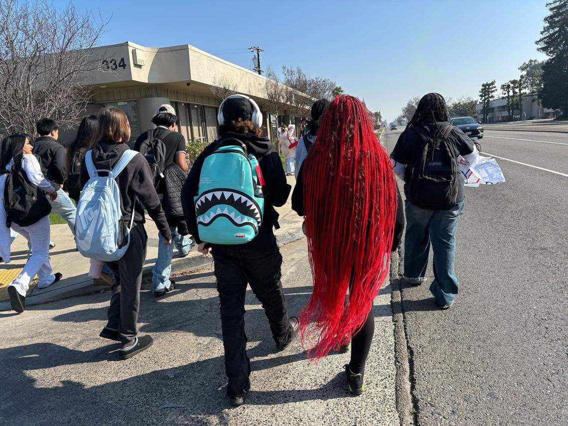 Estudiantes de Bullard High School marchan por Shaw Avenue hacia Fashion Fair Mall alrededor de las 11:30 a.m. del miércoles 4 de febrero de 2026 en el tercer día de protestas contra ICE en las escuelas secundarias de Fresno Unified.