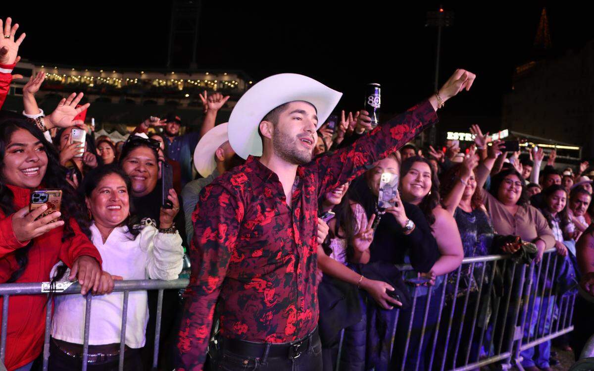 El cantante mexicano Jary Franco se presentó en el parque Chukchansi el 29 de octubre, 2022.