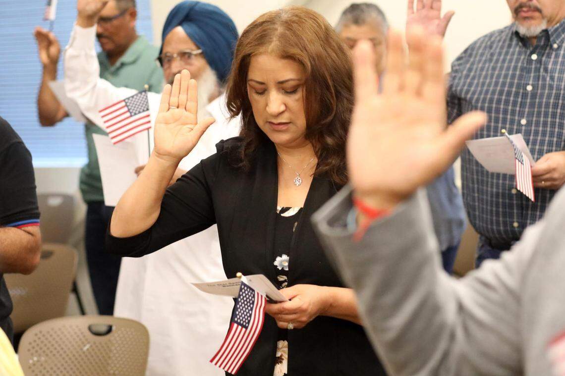 Esther Ceballos, quien es originaria del estado de Michoacán, fue una de las personas del Valle que tomaron juramento a la bandera de los Estados Unidos durante una ceremonia de naturalización el 31 de mayo en la oficina del USCIS en Fresno.