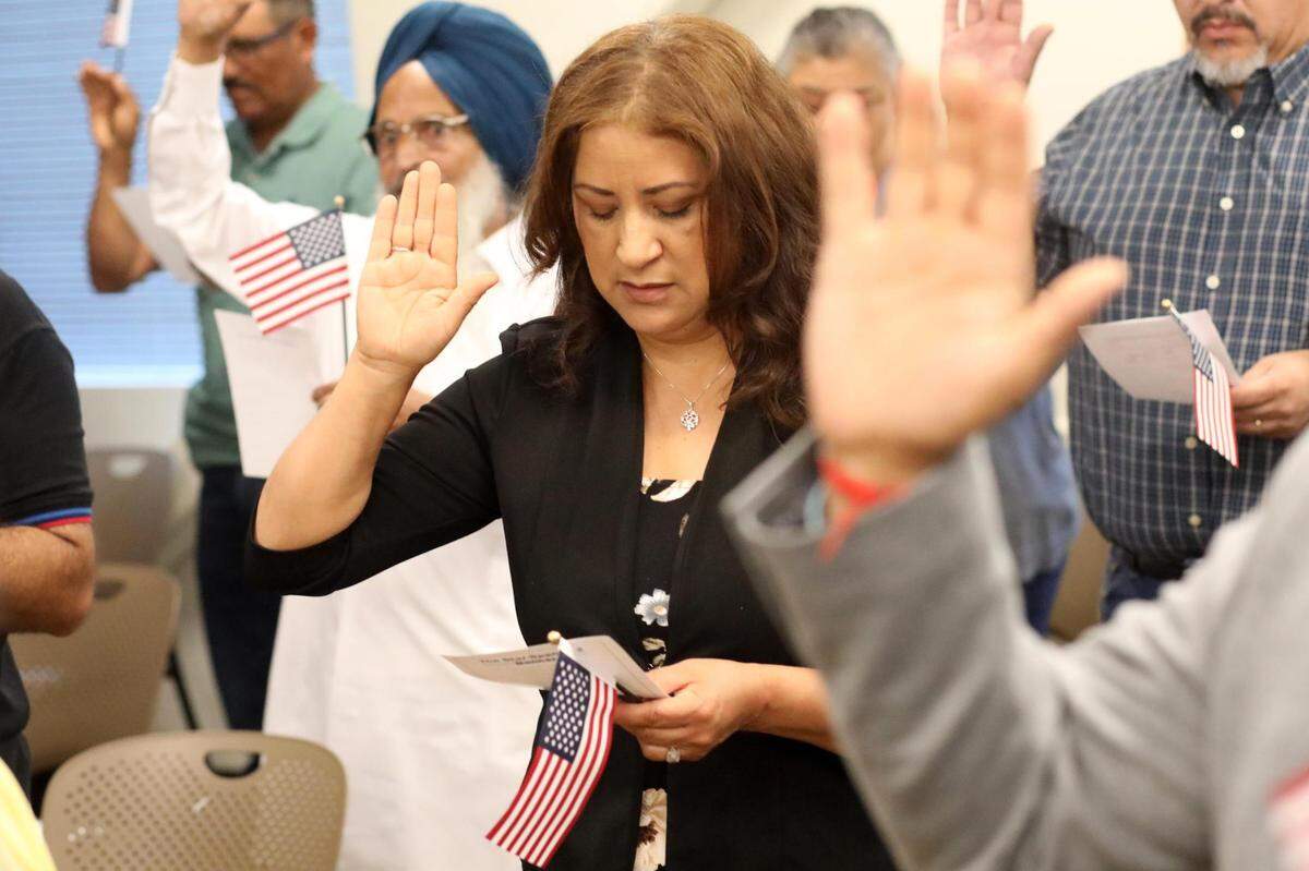 Esther Ceballos, quien es originaria del estado de Michoacán, fue una de las personas del Valle que tomaron juramento a la bandera de los Estados Unidos durante una ceremonia de naturalización el 31 de mayo en la oficina del USCIS en Fresno.